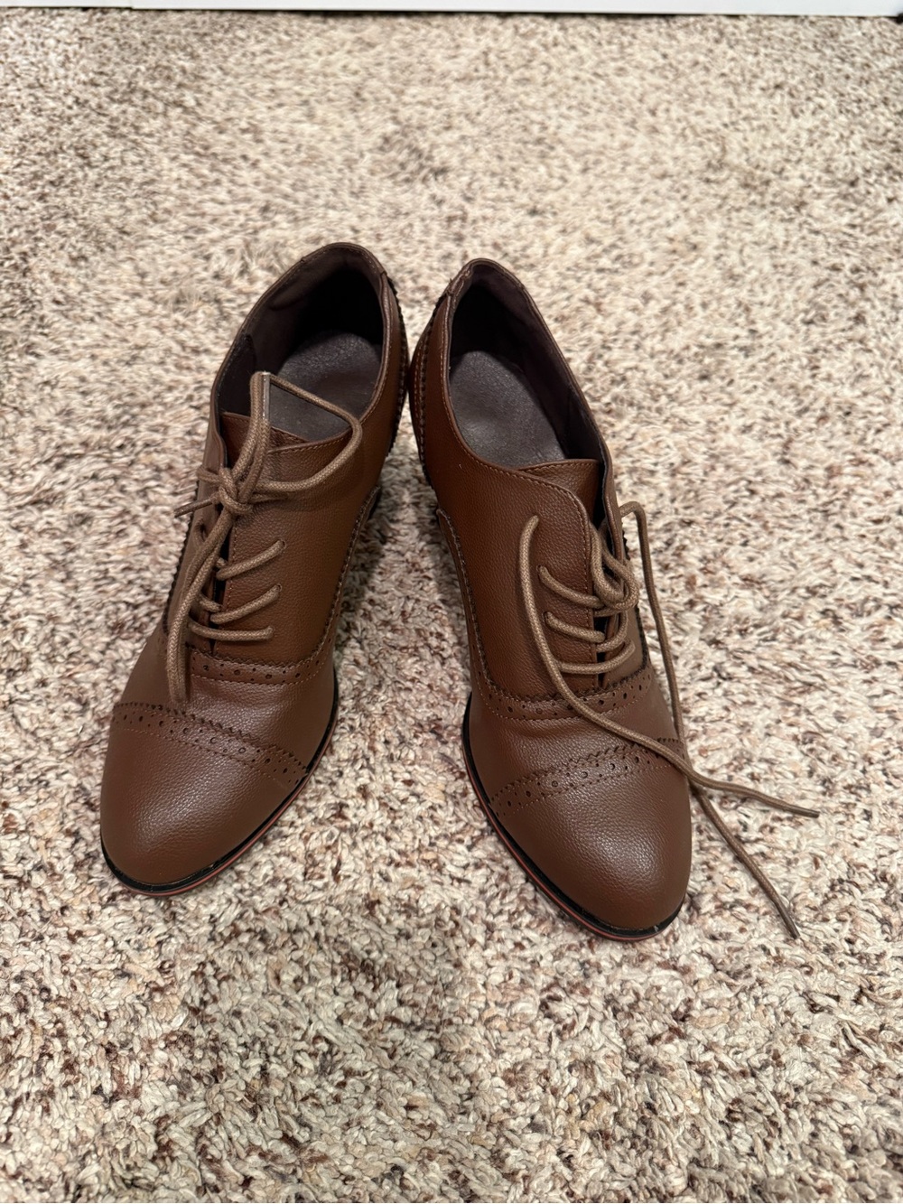 Brown Women's Lace-Up Oxford Heeled Shoes size 8